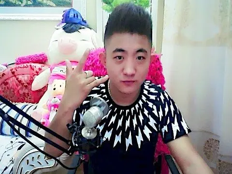 小强木人疼的主播照片