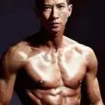 走路带风的男人~