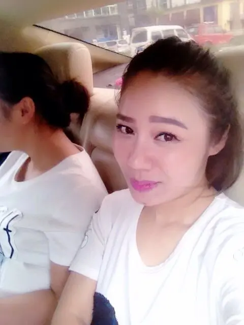 歌手罗小美的主播照片