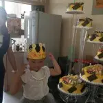 丅①站等待。