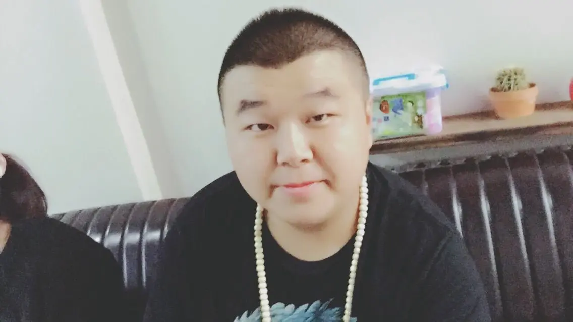 鲁总裁一个人行走的主播照片