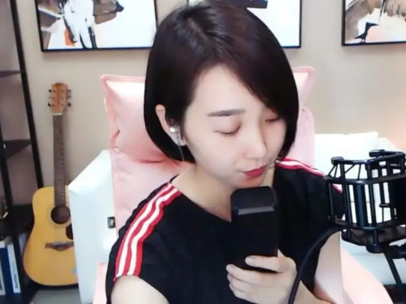 俄罗斯美女影視总监的主播海报