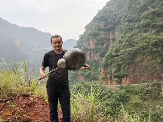 蓝天白云边的主播照片
