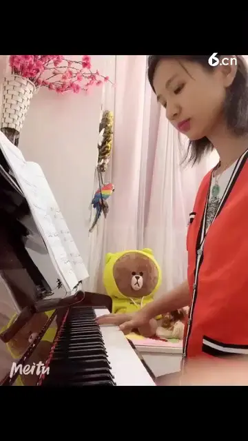 彈鋼琴和唱歌，你喜歡聽哪一個呢