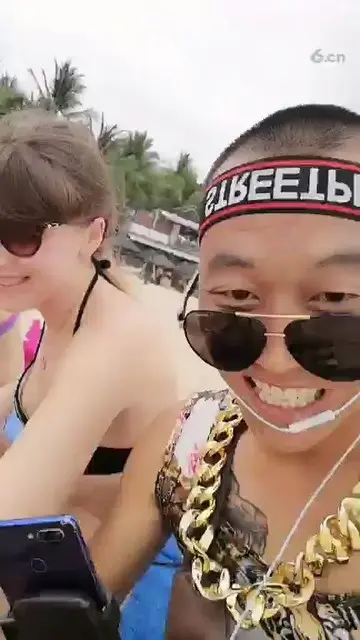 户外老三在三亚海滩聊俄罗斯小妞