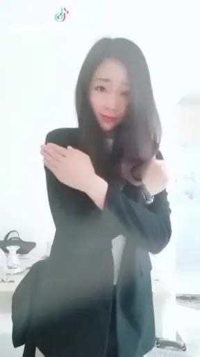 和我一样穿正装工作的舞起来😏