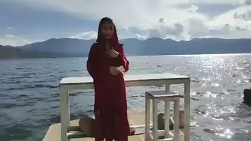美女湖边