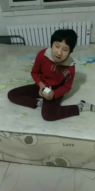 这女孩真愁人拉屎尿不知道谁帮她