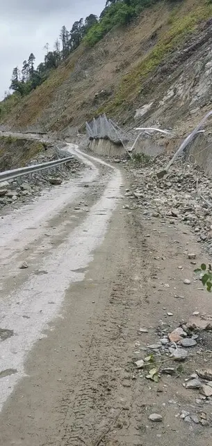 德岗路去*族其中的一段路