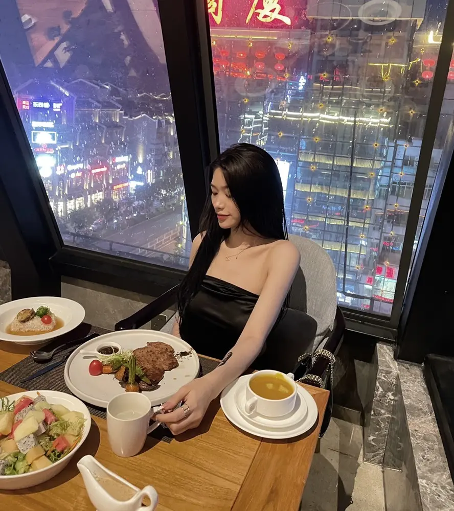 可爱兔兔加油5冠的主播照片