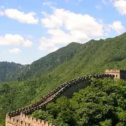山腰两扇门