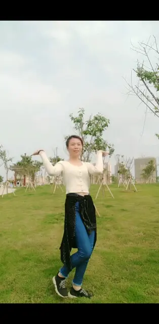 我是一边跳一边笑的/