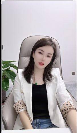 男人肩膀扛着天的图片