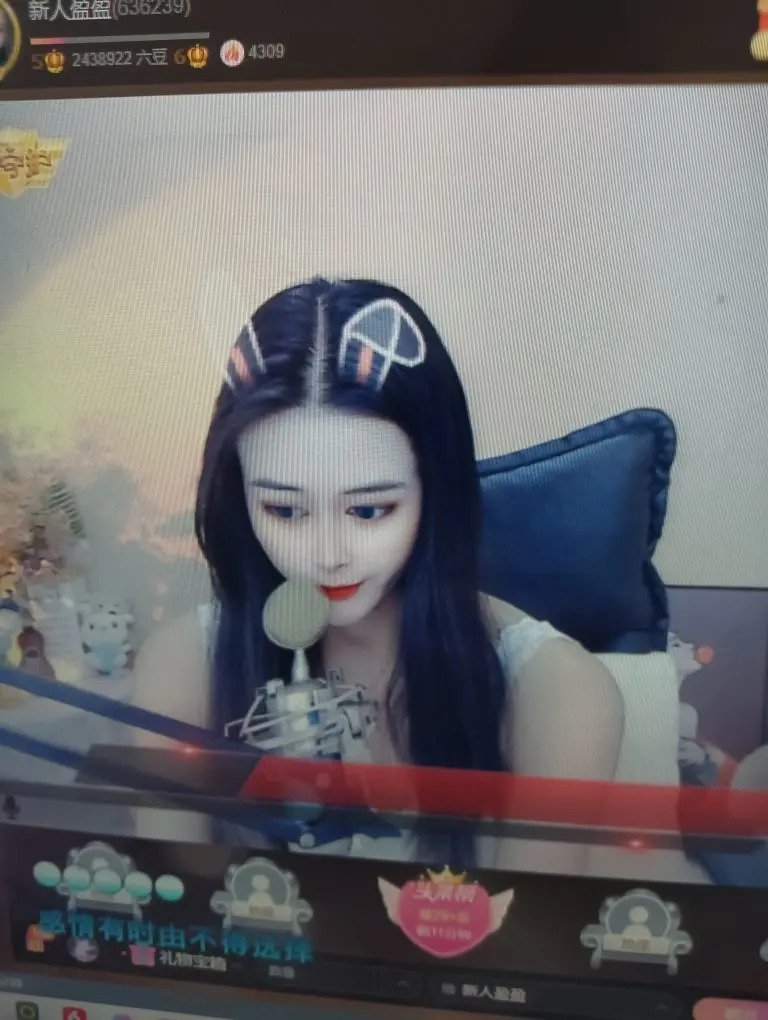 盈盈回家过年的主播照片