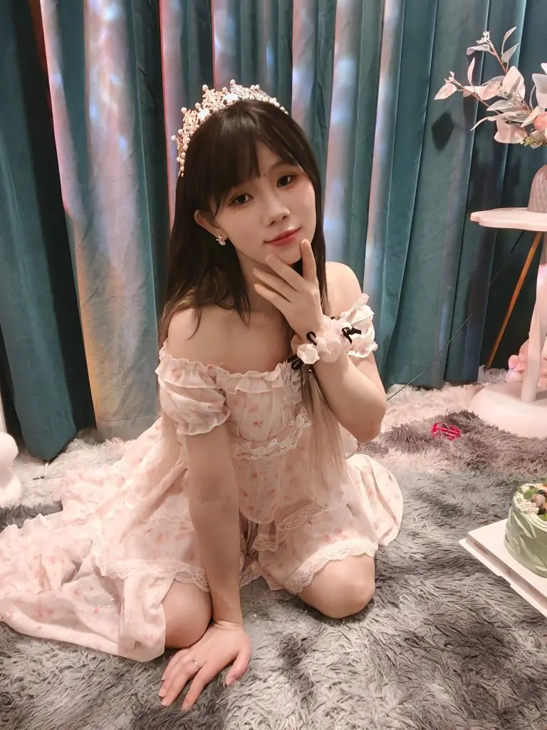 妍宝～超甜辣💋休一主播图片