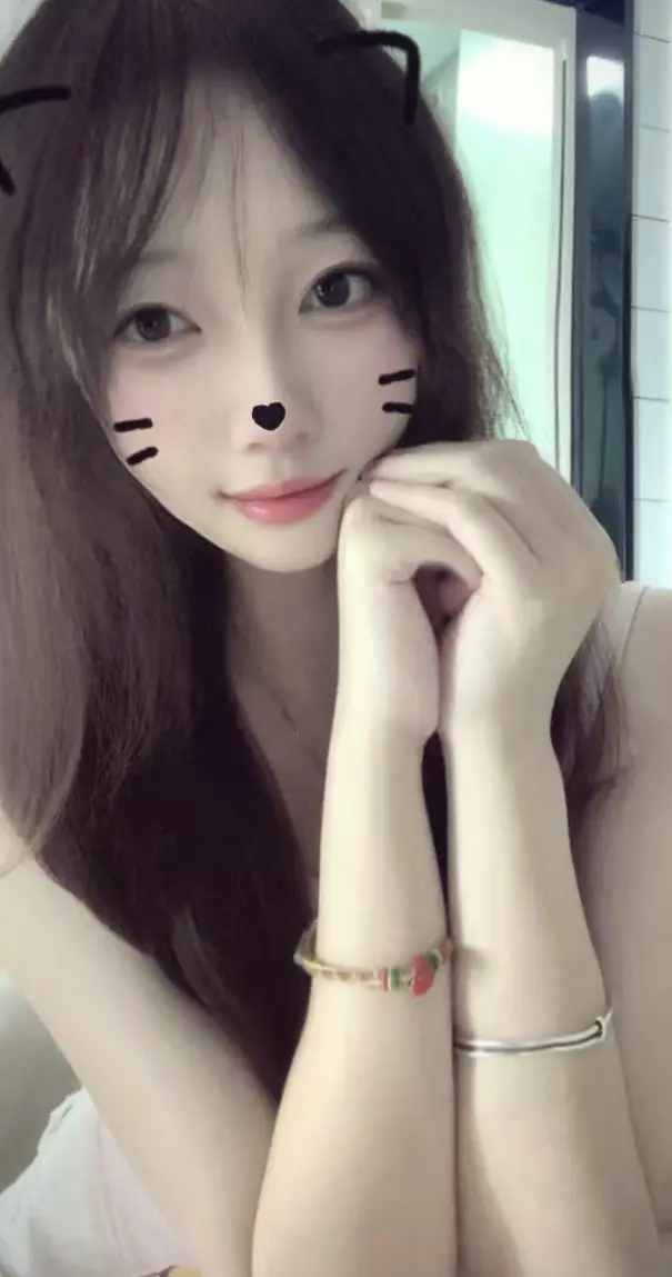 萌新白小糖主播图片