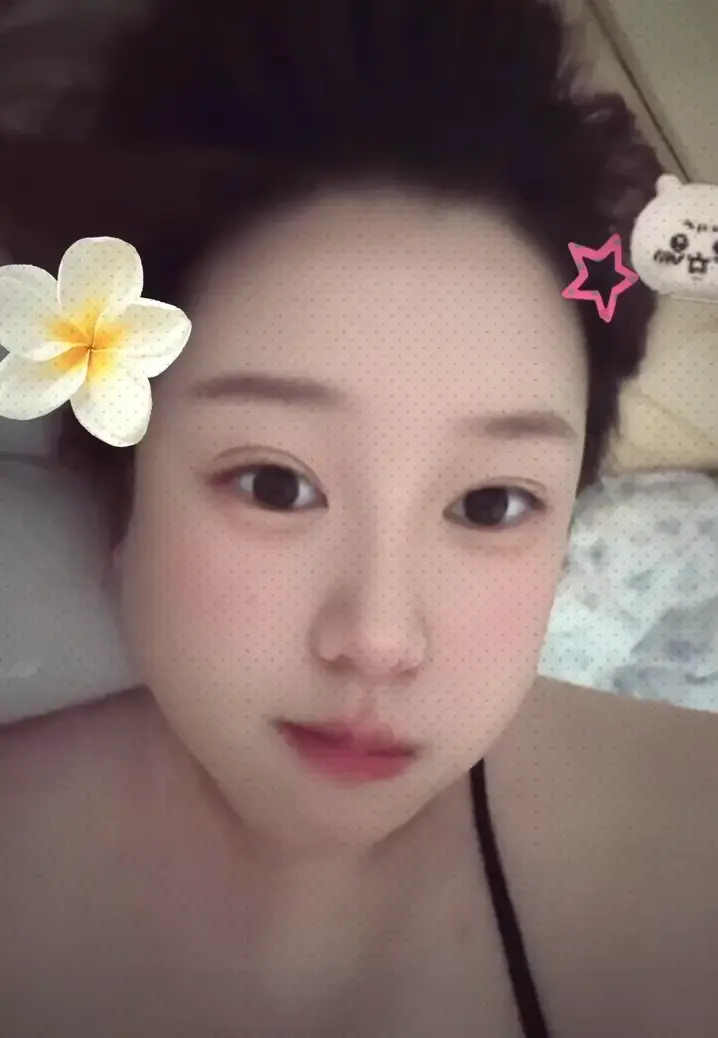 起床第一件事，臭美一