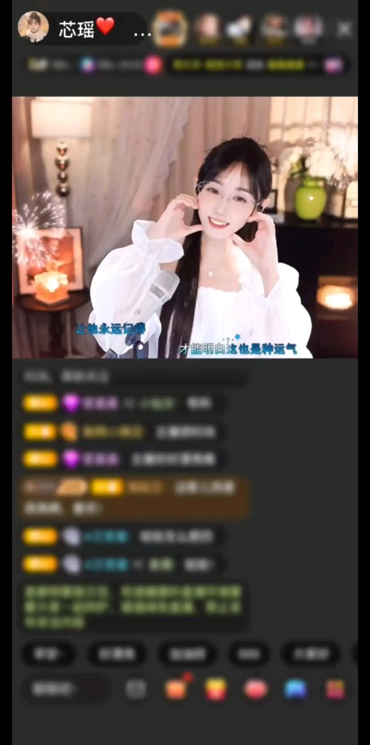不善多言，眼底尽是温