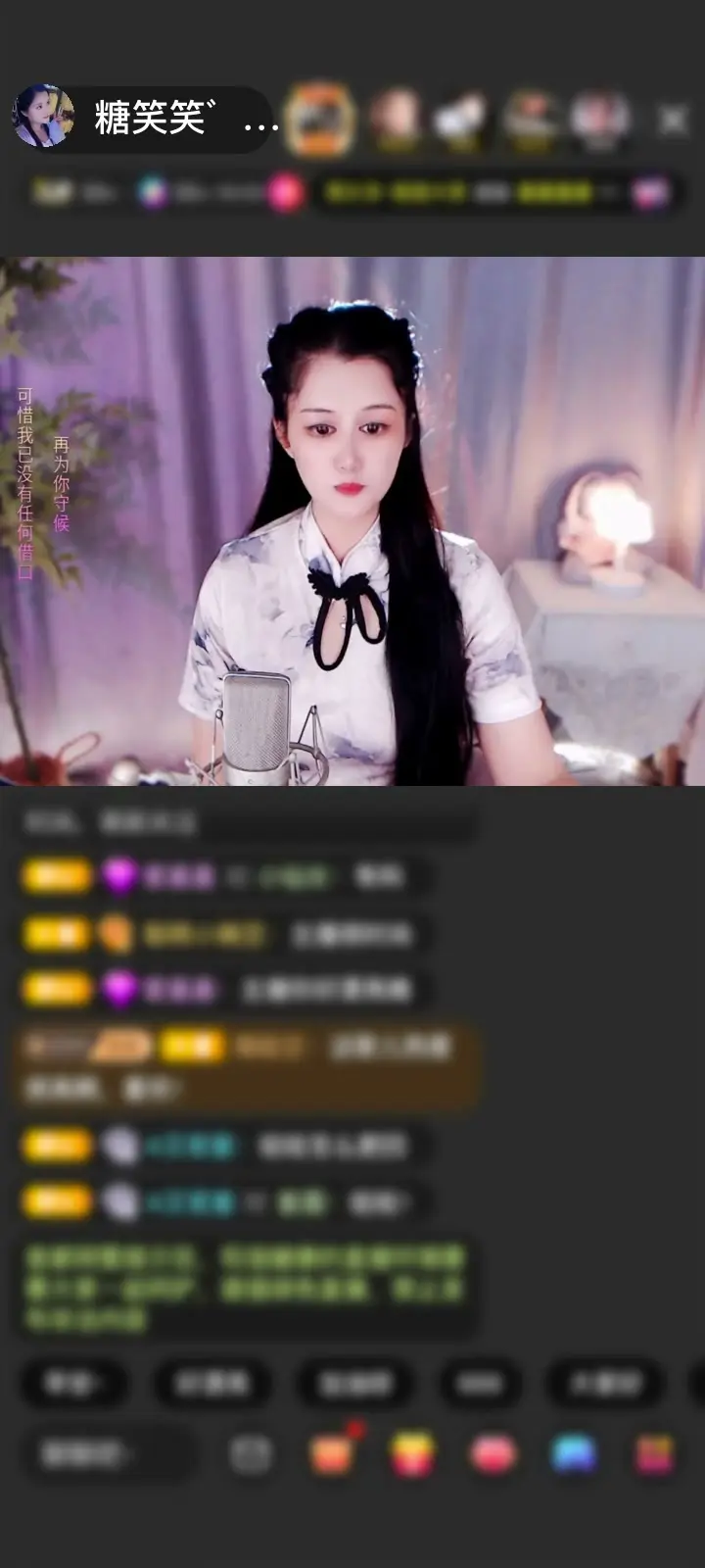 天呐～第一次收到这么有仙气的礼物！五个碧玉葫芦立在直播间里，就像五颗嵌在屏幕上的绿宝石，把本来平平无奇的傍晚都照得透亮，整颗心都软乎乎的～不知道这位神仙朋友是不是看我直播太拼来给我充能量的？谢谢你，今天的buff直接拉满！